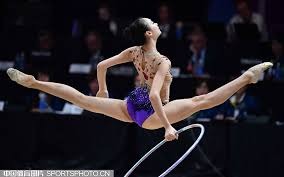 理性追星，新鹏城vs成都赛后有球迷跳下看台与韦世豪合影